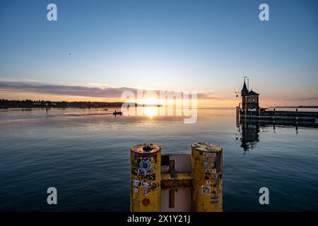 Beschreibung: Panoramablick auf Sonnenaufgang von der Imperia-Statue zum Leuchtturm am Hafeneingang und am Bodensee in den frühen Morgenstunden. Steamer Harbour, Co Stockfoto