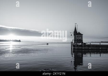 Beschreibung: Panoramablick auf Sonnenaufgang von der Imperia-Statue zum Leuchtturm am Hafeneingang und am Bodensee in den frühen Morgenstunden. Steamer Harbour, Co Stockfoto