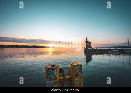 Beschreibung: Panoramablick auf Sonnenaufgang von der Imperia-Statue zum Leuchtturm am Hafeneingang und am Bodensee in den frühen Morgenstunden. Steamer Harbour, Co Stockfoto