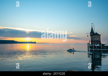 Beschreibung: Panoramablick auf Sonnenaufgang von der Imperia-Statue zum Leuchtturm am Hafeneingang und am Bodensee in den frühen Morgenstunden. Steamer Harbour, Co Stockfoto