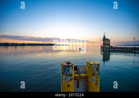 Beschreibung: Panoramablick auf Sonnenaufgang von der Imperia-Statue zum Leuchtturm am Hafeneingang und am Bodensee in den frühen Morgenstunden. Steamer Harbour, Co Stockfoto