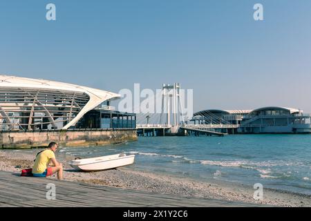 Foto der Durres Promenade mit einem Mann am Meer auf einer hölzernen Plattform Stockfoto