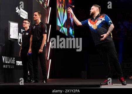 ROTTERDAM, NIEDERLANDE - 18. APRIL: Michael Smith von England während der BetMGM Premier League Darts 2024 - Rotterdam am 18. April 2024 in Rotterdam, Niederlande. (Foto: Joris Verwijst/BSR Agency) Stockfoto