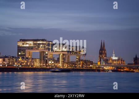 Kranhäuser am Rhein und Kölner Dom bei Dämmerung, Köln, Nordrhein-Westfalen Stockfoto