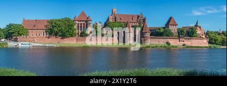 Blick über Nogat zur Festung Marienburg, Sitz des Großmeisters der Deutschen Ritter zwischen 1309 und 1454, Malbork, Polen Stockfoto