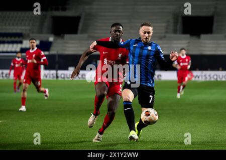 Bergamo, Italien. 18. April 2024. Teun Koopmeiners von Atalanta BC tritt um den Ball bei Ibrahima Konate von Liverpool FC im Viertelfinale der UEFA Europa League im zweiten Legs zwischen Atalanta BC und Liverpool FC an. Quelle: Nicolò Campo/Alamy Live News Stockfoto