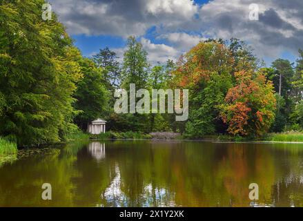 Das Kaltwasserbad des Doric Temple liegt neben einem See auf dem Gelände des Luttrellstown Castle, County Dublin, Irland. Stockfoto