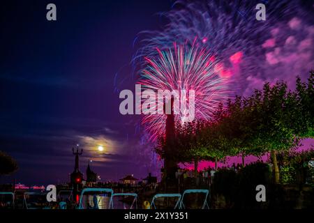 Wunderschönes Feuerwerk beim Seeuchtfest am Bodensee. Konstanz, Baden-Württemberg, Deutschland. Stockfoto