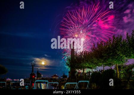 Wunderschönes Feuerwerk beim Seeuchtfest am Bodensee. Konstanz, Baden-Württemberg, Deutschland. Stockfoto