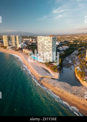 Luftaufnahme bei Sonnenuntergang auf der Halbinsel Puerto Vallarta in der Hotelzone in der Nähe von Playa del Holi in Jalisco Mexiko. Stockfoto