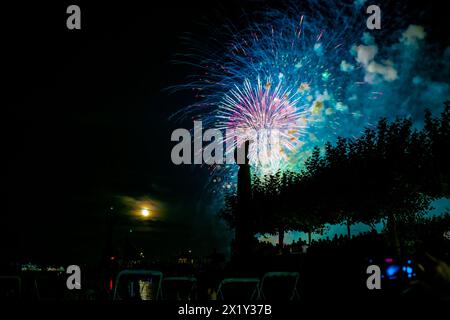 Wunderschönes Feuerwerk beim Seeuchtfest am Bodensee. Konstanz, Baden-Württemberg, Deutschland. Stockfoto