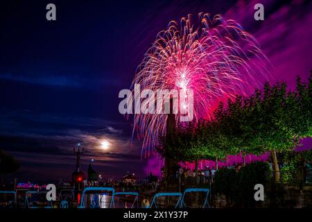 Wunderschönes Feuerwerk beim Seeuchtfest am Bodensee. Konstanz, Baden-Württemberg, Deutschland. Stockfoto