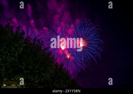 Wunderschönes Feuerwerk beim Seeuchtfest am Bodensee. Konstanz, Baden-Württemberg, Deutschland. Stockfoto