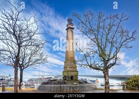 König George IV. Obelisk am Hafen von Dun Laoghaire, einst Kingstown, County Dublin, Irland Stockfoto