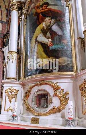 Altar und Silberbox mit Relikt der St. Valentine (Święty Walenty Relikwie) in der Marienkirche (Kościół farny pw Wniebowzięcia NMP) Stockfoto