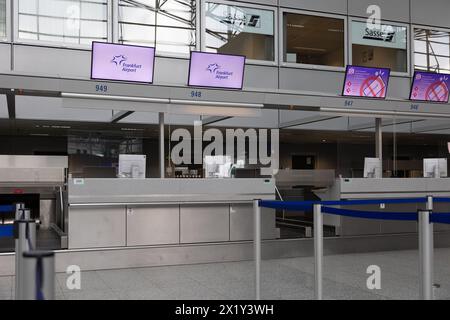 Frankfurt International Airport, Deutschland - 19. Februar 2024: Displays mit Werbung für den Frankfurter Flughafen hängen über der leeren Anzahl der Check-in Stockfoto