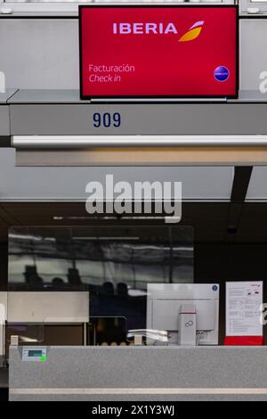Frankfurt International Airport, Deutschland - 19. Februar 2024: Displays mit Werbung für den Frankfurter Flughafen hängen über der leeren Anzahl der Check-in Stockfoto