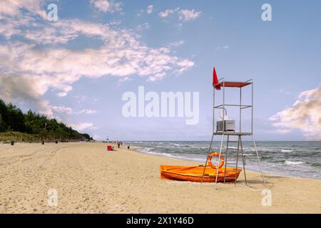 Sandstrand in Karwia (Karwen), Kaschubische Küste in der polnischen Woiwodschaft Pomorskie Stockfoto