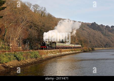 7827 das Lydham Manor nähert sich Britannia und überquert die Dartmouth Railway am 7,3.24. Stockfoto