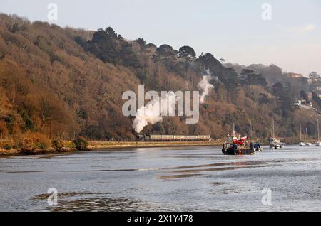 7827 Lydham Manor fährt von Kingswear auf der Dartmouth Railway am 7,3 ab. Stockfoto