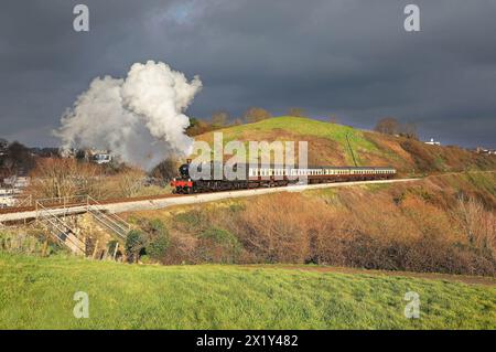 7827 fährt an Saltern Cove vorbei auf der Dartmouth Steam Railway am 7,3.24. Stockfoto