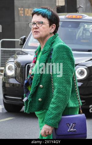 London, Großbritannien. April 2024. Lucy Neville-Rolfe, Baroness Neville-Rolfe, DBE, CMG, Staatsministerin im Kabinettbüro und House of Lords Peer, verlässt das Kabinettbüro in Whitehall, Westminster, London, Vereinigtes Königreich. Quelle: Imageplotter/Alamy Live News Stockfoto