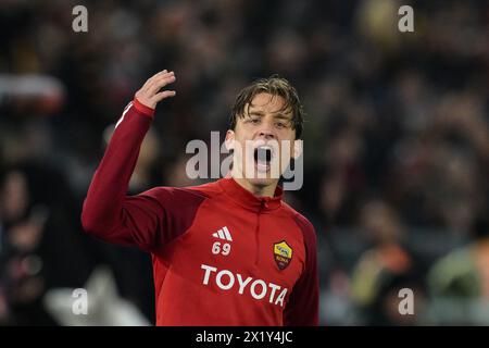 Roma, Italien. Februar 2024. Roma Edoardo Bove feiert im Rahmen des UEFA Europe League-Fußballspiels 2. Leg des Viertelfinals zwischen Roma und Milan FC im Olympiastadion in Rom, Italien - Donnerstag, 18. April 2024 - Sport Soccer (Foto: Alfredo Falcone/LaPresse) Credit: LaPresse/Alamy Live News Stockfoto