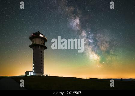 Milchstraße über dem Feldbergturm, Schwarzwald, Baden-Württemberg, Deutschland Stockfoto