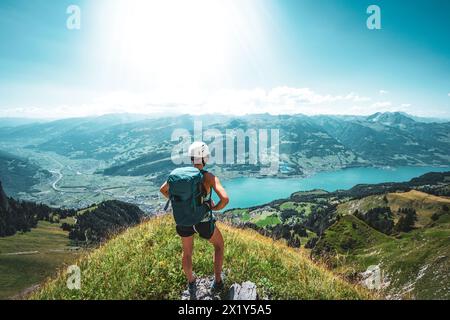 Beschreibung: Sportliche Frau genießt den Panoramablick auf den Walensee von einem schönen Aussichtspunkt neben dem Wanderweg. Schnürliweg, Walensee, St. Galle Stockfoto