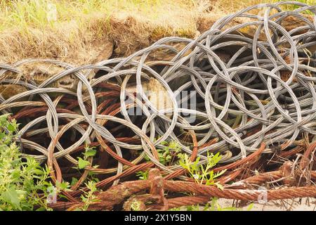 Nahaufnahme der verschlungenen, robusten Metallringe, die dazu verwendet wurden, die Erosion der Sandbänke auf der Rückseite eines Strandes bei Sands of Evie zu stoppen. Orkney, Schottland, Vereinigtes Königreich Stockfoto