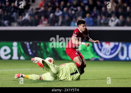 BERGAMO, ITALIEN - 18. APRIL: Luis Díaz (Liverpool F.C.) und Juan Musso (Atalanta BC) während des Europa League-Fußballspiels zwischen Atalanta und Liverpool im Gewiss-Stadion am 18. April 2024 in Bergamo, Italien. Quelle: Stefano Nicoli/Speed Media/Alamy Live News Stockfoto