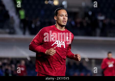 BERGAMO, ITALIEN - 18. APRIL: Virgil van Dijk (Liverpool F.C.) ist während des Europa League-Fußballspiels zwischen Atalanta und Liverpool am 18. April 2024 im Gewiss-Stadion in Bergamo, Italien, aufgewärmt. Quelle: Stefano Nicoli/Speed Media/Alamy Live News Stockfoto