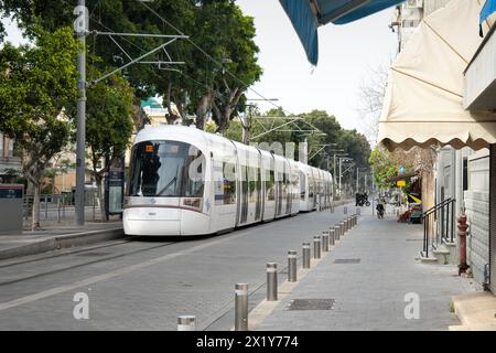 Tel Aviv, Israel - 29. März 2024: Moderne Straßenbahn auf dem Jerusalem Boulevard in Tel Aviv Stockfoto