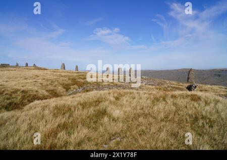 Stone Men oder Cairns auf der NAB of Wild Boar Fell im Yorkshire Dales National Park an der Grenze zwischen North Yorkshire und Cumbria, Großbritannien Stockfoto