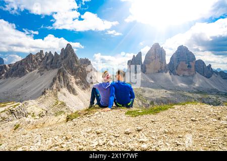 Beschreibung: Das junge sportliche Paar genießt am Nachmittag eine malerische Aussicht auf Monte Paterno und Tre Cime. Tre Cime, Dolomiten, Südtirol, Italien, Europa. Stockfoto