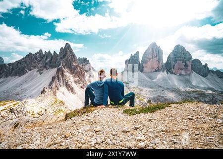 Beschreibung: Das junge sportliche Paar genießt am Nachmittag eine malerische Aussicht auf Monte Paterno und Tre Cime. Tre Cime, Dolomiten, Südtirol, Italien, Europa. Stockfoto