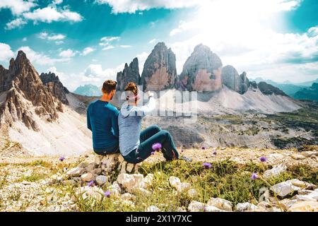 Beschreibung: Das junge sportliche Paar genießt am Nachmittag eine malerische Aussicht auf Monte Paterno und Tre Cime. Tre Cime, Dolomiten, Südtirol, Italien, Europa. Stockfoto