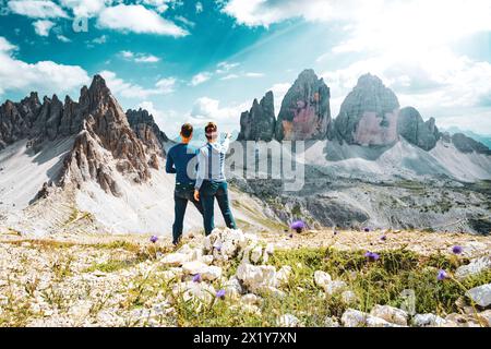 Beschreibung: Das junge sportliche Paar genießt am Nachmittag eine malerische Aussicht auf Monte Paterno und Tre Cime. Tre Cime, Dolomiten, Südtirol, Italien, Europa. Stockfoto