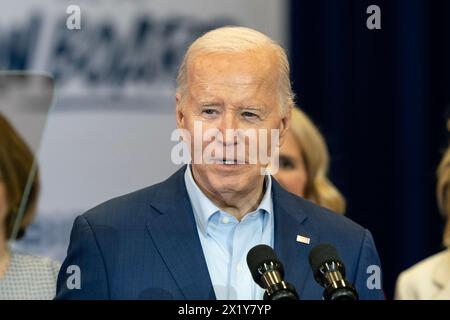 Philadelphia, USA. April 2024. Präsident Joe Biden Jr. spricht bei einer Wahlkampfveranstaltung bei Martin Luther King Jr. Am 18. April 2024 wurde er von Familienmitgliedern Kennedys unterstützt. Mehr als ein Dutzend Mitglieder des Kennedy klan, angeführt von der Tochter von Robert Kennedy Kerry Kennedy, stehen auf der Bühne und nahmen in Zuschauern Teil, um Biden für die zweite Amtszeit zu unterstützen. (Foto: Lev Radin/SIPA USA) Credit: SIPA USA/Alamy Live News Stockfoto