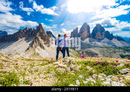 Beschreibung: Das junge sportliche Paar genießt am Nachmittag eine malerische Aussicht auf Monte Paterno und Tre Cime. Tre Cime, Dolomiten, Südtirol, Italien, Europa. Stockfoto