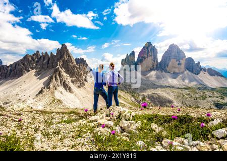 Beschreibung: Das junge sportliche Paar genießt am Nachmittag eine malerische Aussicht auf Monte Paterno und Tre Cime. Tre Cime, Dolomiten, Südtirol, Italien, Europa. Stockfoto