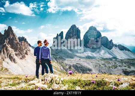 Beschreibung: Das junge sportliche Paar genießt am Nachmittag eine malerische Aussicht auf Monte Paterno und Tre Cime. Tre Cime, Dolomiten, Südtirol, Italien, Europa. Stockfoto