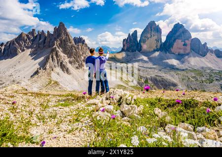 Beschreibung: Das junge sportliche Paar genießt am Nachmittag eine malerische Aussicht auf Monte Paterno und Tre Cime. Tre Cime, Dolomiten, Südtirol, Italien, Europa. Stockfoto