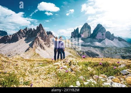 Beschreibung: Das junge sportliche Paar genießt am Nachmittag eine malerische Aussicht auf Monte Paterno und Tre Cime. Tre Cime, Dolomiten, Südtirol, Italien, Europa. Stockfoto