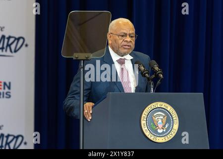 Philadelphia, USA. April 2024. John White spricht bei der Wahlkampfveranstaltung von Präsident Joe Biden Jr. bei Martin Luther King Jr. Am 18. April 2024 wurde er von Familienmitgliedern Kennedys unterstützt. Mehr als ein Dutzend Mitglieder des Kennedy klan, angeführt von der Tochter von Robert Kennedy Kerry Kennedy, stehen auf der Bühne und nahmen in Zuschauern Teil, um Biden für die zweite Amtszeit zu unterstützen. (Foto: Lev Radin/SIPA USA) Credit: SIPA USA/Alamy Live News Stockfoto