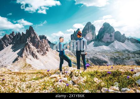 Beschreibung: Das junge sportliche Paar genießt am Nachmittag eine malerische Aussicht auf Monte Paterno und Tre Cime. Tre Cime, Dolomiten, Südtirol, Italien, Europa. Stockfoto