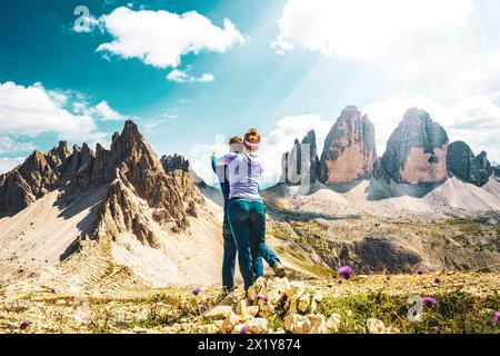 Beschreibung: Das junge sportliche Paar genießt am Nachmittag eine malerische Aussicht auf Monte Paterno und Tre Cime. Tre Cime, Dolomiten, Südtirol, Italien, Europa. Stockfoto