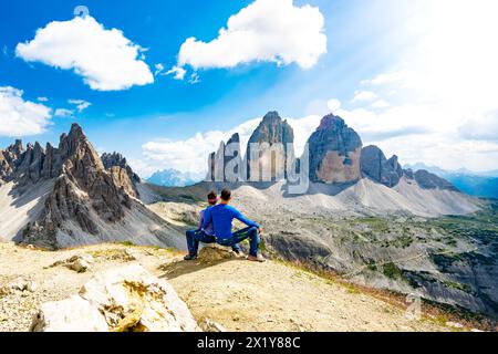 Beschreibung: Das junge sportliche Paar genießt am Nachmittag eine malerische Aussicht auf Monte Paterno und Tre Cime. Tre Cime, Dolomiten, Südtirol, Italien, Europa. Stockfoto