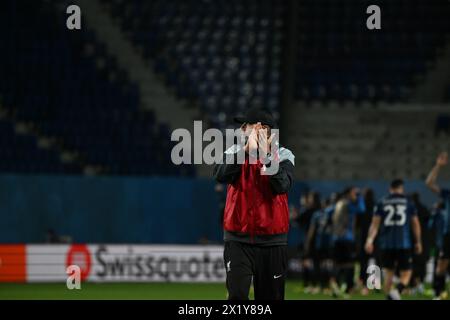 Jürgen Norbert Klopp, Cheftrainer des FC Liverpool, begrüßt die Fans am Ende des Spiels nach dem zweiten Legspiel der UEFA Europa League zwischen Atalanta BC und Liverpool FC am 18. April 2024 im Gewiss-Stadion in Bergamo, Italien. Quelle: Tiziano Ballabio Stockfoto