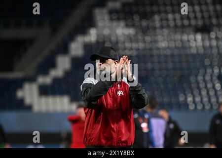 Jürgen Norbert Klopp, Cheftrainer des FC Liverpool, begrüßt die Fans am Ende des Spiels nach dem zweiten Legspiel der UEFA Europa League zwischen Atalanta BC und Liverpool FC am 18. April 2024 im Gewiss-Stadion in Bergamo, Italien. Quelle: Tiziano Ballabio Stockfoto